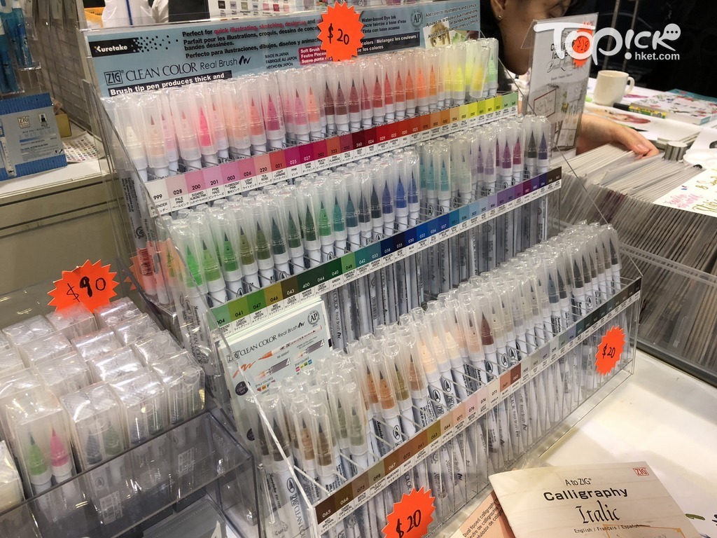 吳竹（Kuretake）的ZIG海綿及纖維雙頭水彩筆$20／枝，買5送1。（勞佩欣攝）