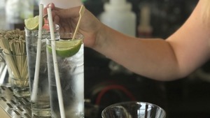 萬豪國際集團明年7月起停用膠飲管，並在賓客要求時提供紙飲管。（萬豪國際集團提供）