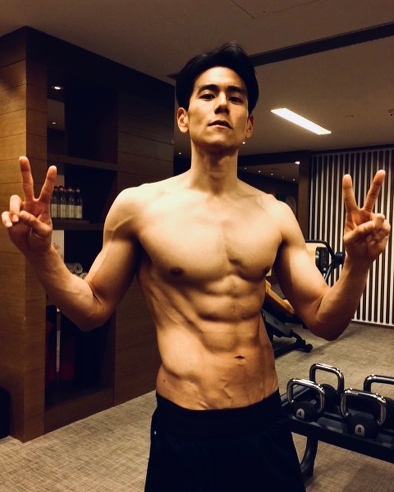 雖然雙V pose很可愛，但也不及腹肌吸睛。