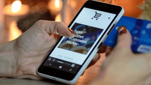 Mastercard最新網購調查報告顯示，60%受訪港人曾以手機進行網上購物，明顯高於去年的44.3%。