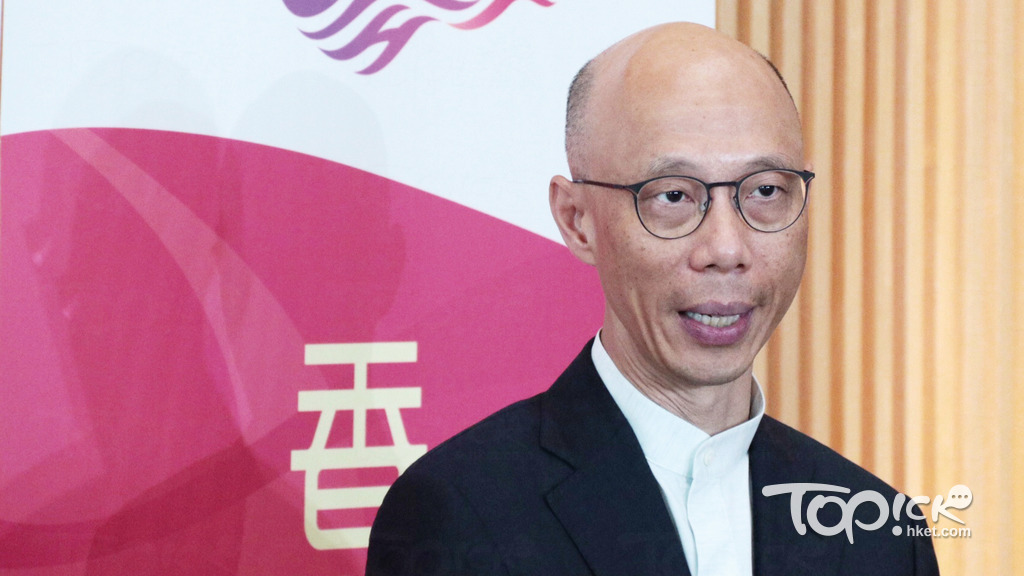 環境局局長黃錦星今跟電器相關業界開會，商討徵費計劃的準備工作。（梁偉榮攝）