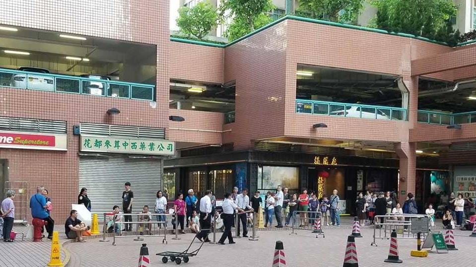 美心餅店上水分店外大排長龍。（Fb「上水粉嶺人分享會」圖片）