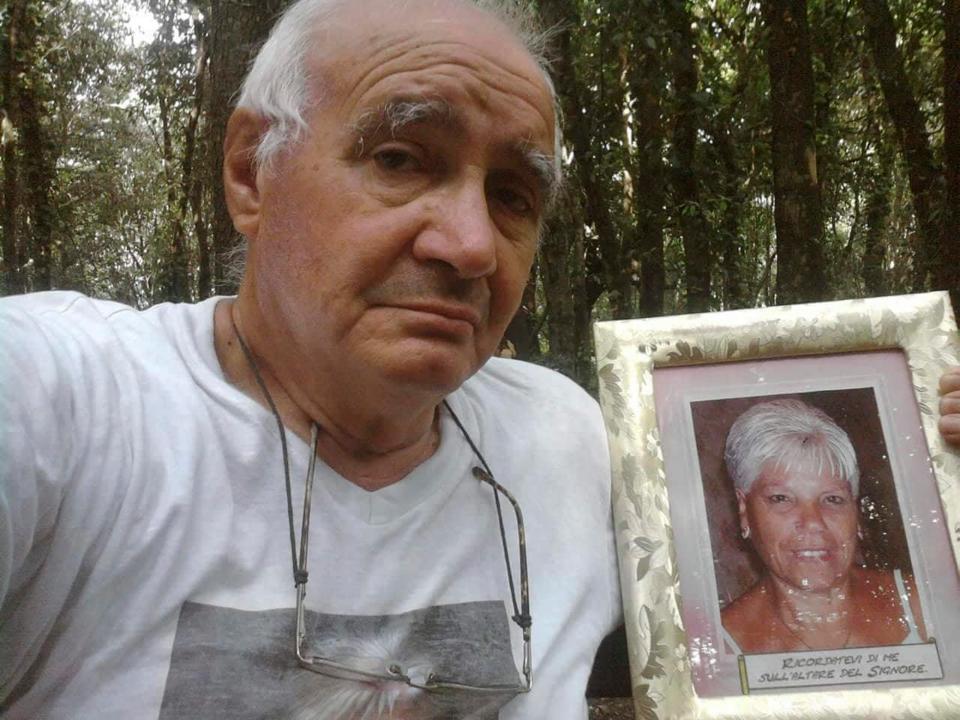 Giuseppe每天都會帶著亡妻Ida的照片去看海，象徵對她的愛永遠不會完。