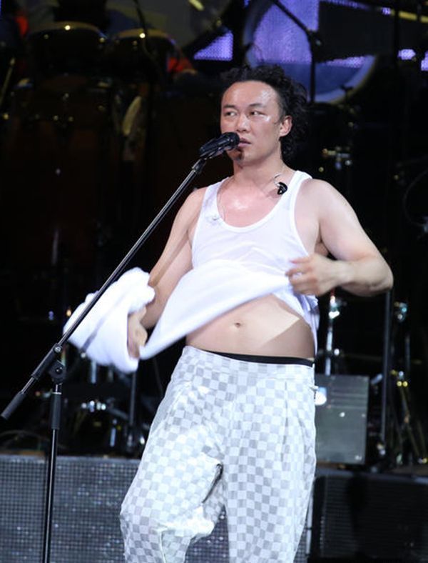 16年在內地演出，Eason拉開上衣露出肥腩。