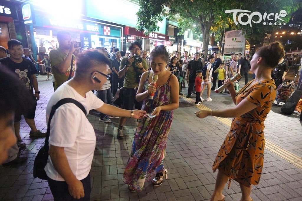 大媽樂團轉戰尖沙咀天星碼頭，現場所見，有市民以現金打賞表演者。（曾秋文攝）