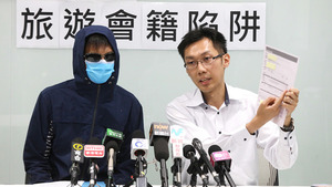 以高壓手法推銷旅遊會籍的時光共享公司進入暑假更趨活躍，有港男（左）簽下6萬元合約後取消不果，且發現機票優惠價比廉航更貴。（張永康攝）