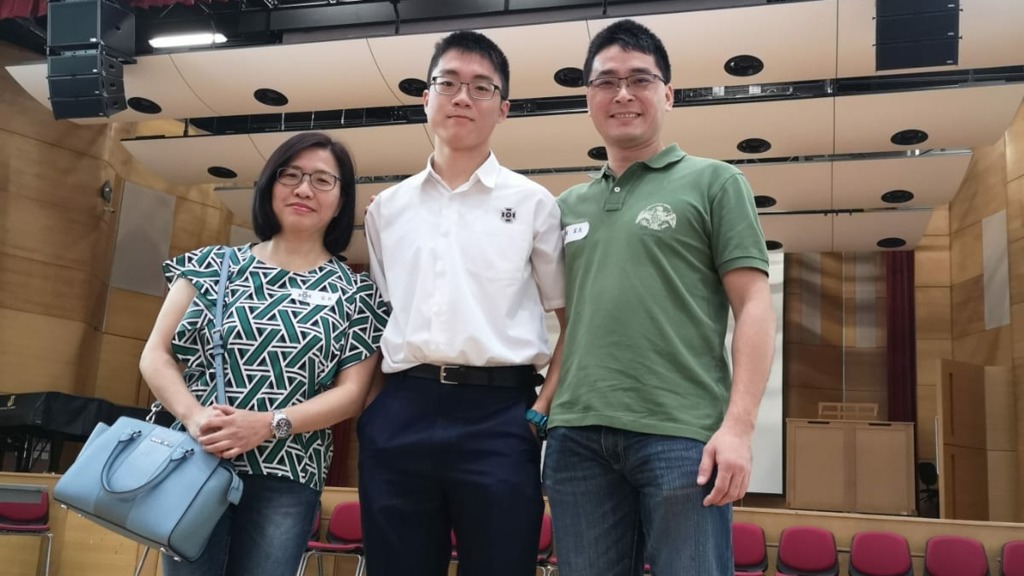 傅霆軒（中）覆核成績後，躍升成為今屆DSE「超級狀元」。（聖保羅男女中學提供）