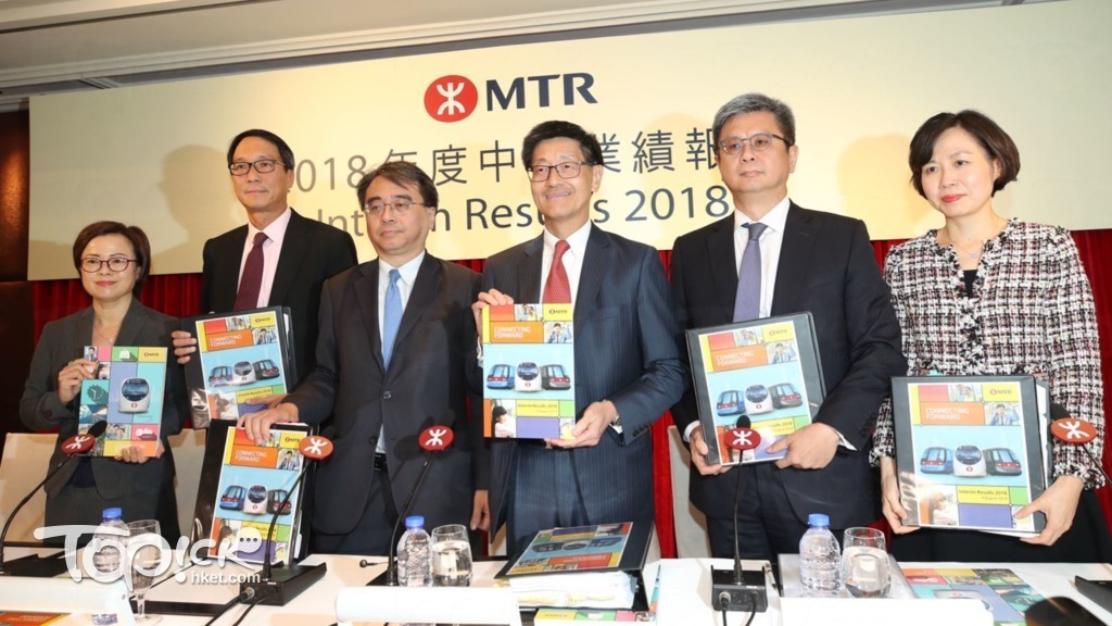 港鐵宣佈中期業績，CEO梁國權就沙中線紅磡站事件，向市民致歉。左起：公司事務總監蘇家碧、物業總監鄧智輝、常務總監（車務及中國內地業務）金澤培、行政總裁梁國權、財務總監許亮輝、商務總監楊美珍。（林宇翔攝）