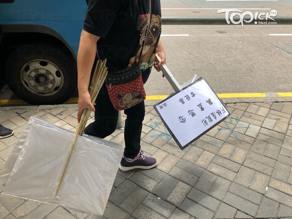 有花店職員今早已將一批藝人送花牌的弔唁卡牌送入殯儀館，當中包括古巨基送上的花牌。（勞佩欣攝）
