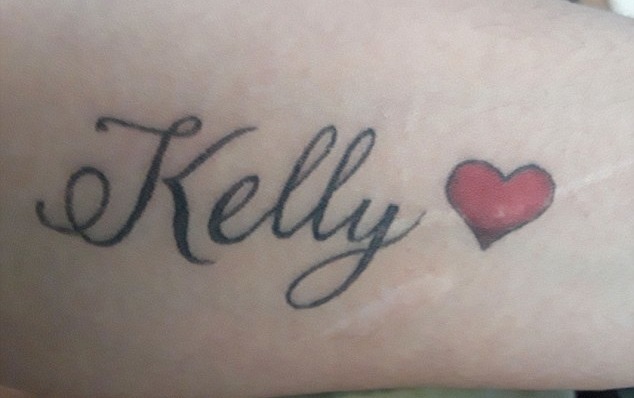 Felicity為Kelly紋身。(Felicity Kadlec Facebook)