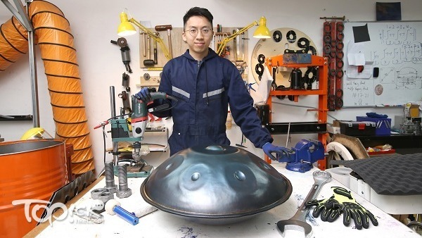 90後準物理研究碩士生丁浩峰（阿丁）靠着實驗精神，成功製作首隻港產手碟。首批預售10隻，開售3天已售罄。（曾有為攝）