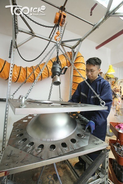 阿丁花了一個多月時間，自製Hydroforming machine，透過水壓將低炭鋼塑造成手碟形狀。（曾有為攝）