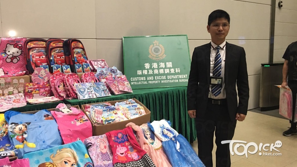 海關在全港各區及網上打擊售賣兒童侵權用品。 （鄭悅庭攝）