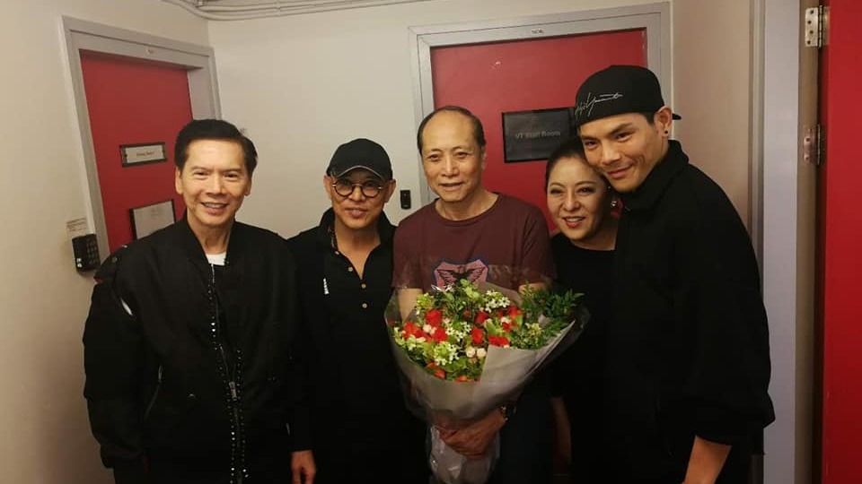 向華勝夫婦及兒子向佐，與李連杰一同捧利叔的場。（取自利永錫facebook）
