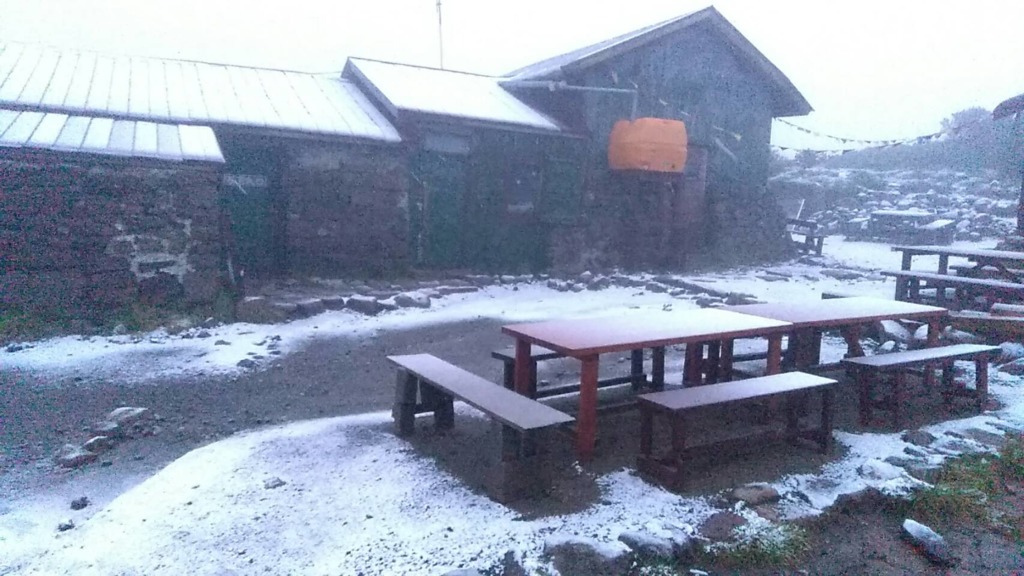 日本北海道的大雪山系「黒岳」更錄得初雪，是自1974年有紀錄以來最早出現初雪的一年。（「大雪山層雲峡・黒岳ロープウェイ」fb圖片）