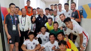 劉江華前往印尼雅加達觀看香港對巴勒斯坦的亞洲運動會男子足球賽事。（政府新聞處提供圖片）
