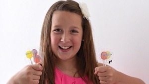 年僅13歲的Alina Morse研製一款不損害牙齒的糖果，讓小孩可以放心享受糖果。（圖片來源：Zollipops Twitter）