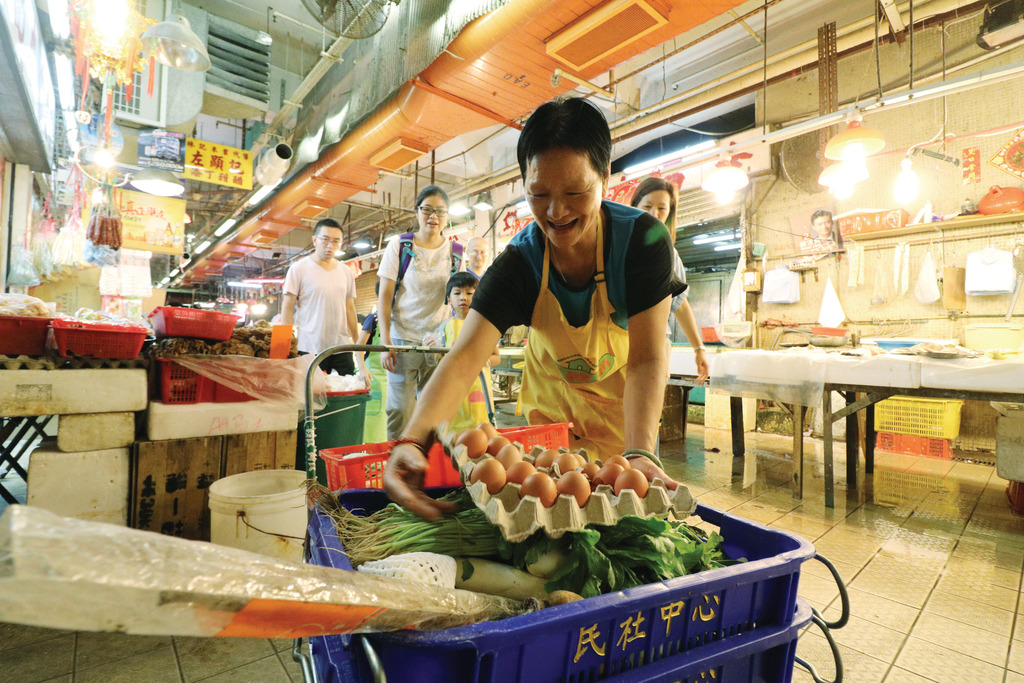 民社服務中心每日都會到街市回收剩食，派予基層（陳偉能攝）