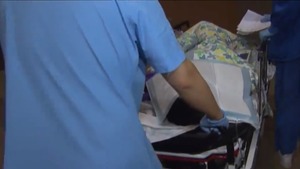 受傷工人手術後被送上深切治療病房，情況危殆（無綫電視畫面）