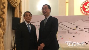 司徒元傑（右）感謝吳冠中家人再慷慨捐贈作品。