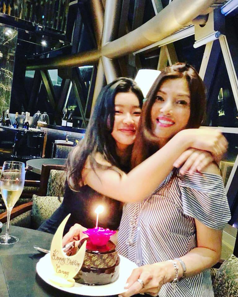 梁芷珊與Eily感情深厚，於媽媽生日向她送抱賀壽。（圖片來源：梁芷珊Facebook）