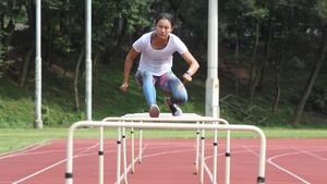 本港代表呂麗瑤在亞運女子100米欄決賽，跑出13秒42的個人最佳紀錄奪銅。（經濟日報資料圖片）