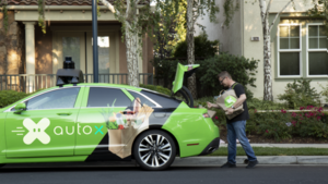 AutoX的自動駕駛車輛來到後，用戶可透過手機App將車尾箱解鎖取貨。（圖片來源：AutoX官網）