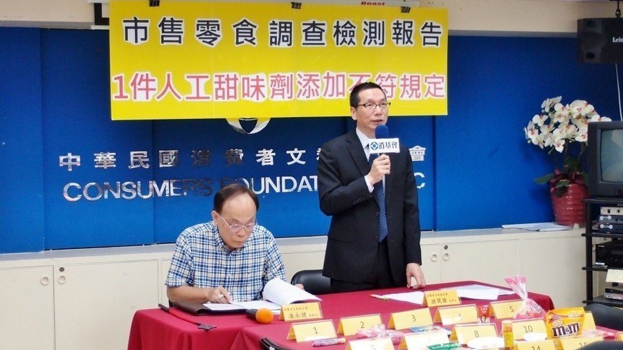 台灣消基會8月初公布市售零食調查報告，21件檢測產品中，發現多達10件含對兒童健康有害色素的零食。（消費者文教基金會圖片）