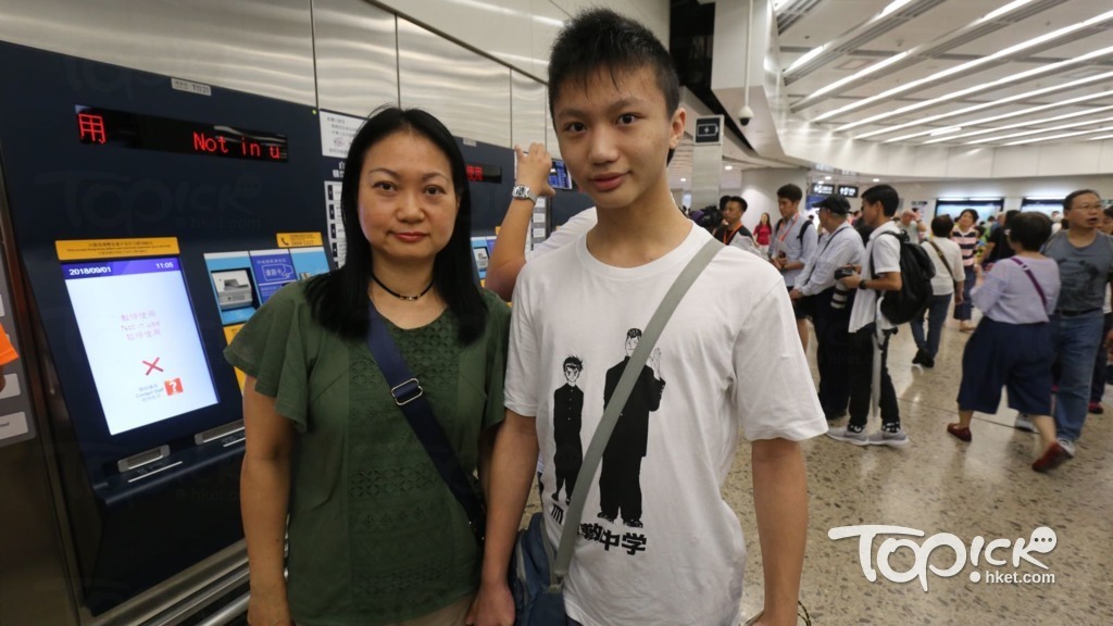 林太及兒子認為，自助售票機簡單易用，料親身使用一次後，便很容易上手，毋需到傳統售票機購票。（陳永康攝）