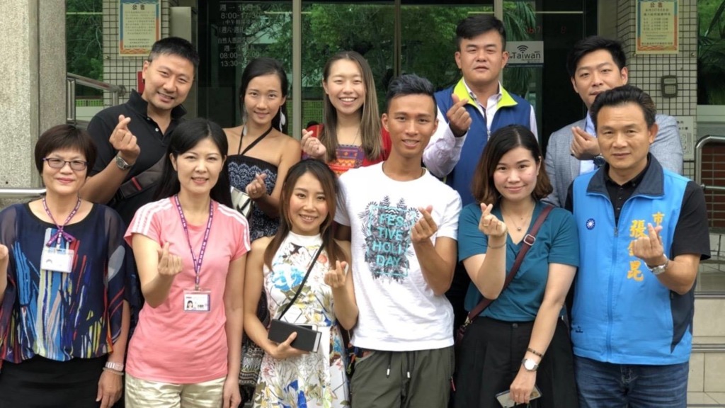 丘俊強（前排白衣者）與其同父異母的妹妹趙湘君（前排右二）在台灣員林市市長張錦昆（右一）的協助下重逢。（張錦昆fb專頁相片）