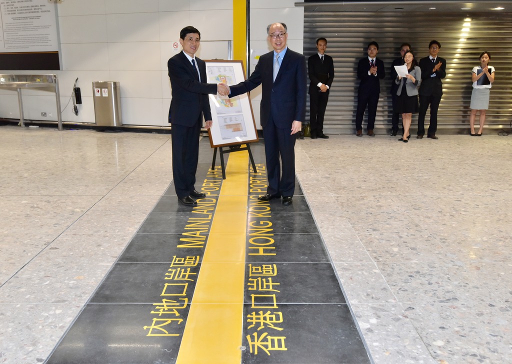 陳帆（右）將內地口岸區的圖則交予深圳市人民政府副秘書長楊修友（左）。（政府新聞處提供）
