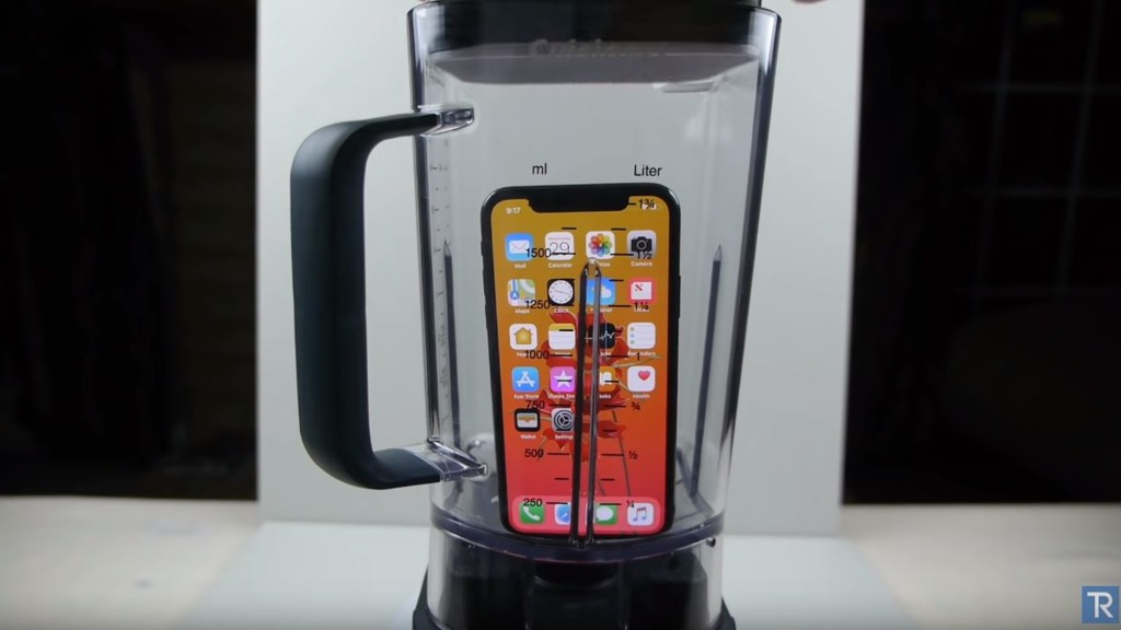 YouTuber Taras Maksimuk將價值不菲的iPhone X，放入攪拌機攪碎。（YouTube截圖）