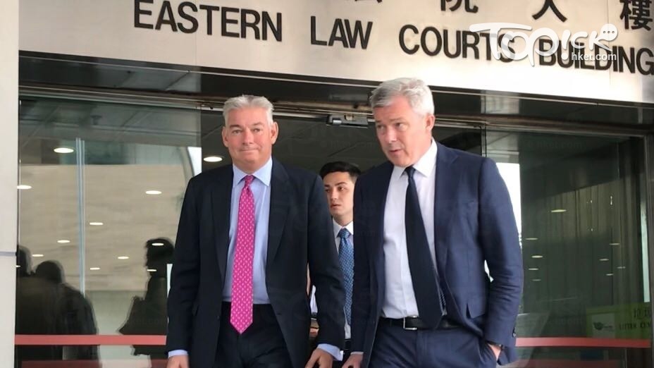 被告Kevin Richard Bowers（左）出庭應訊。（經濟日報記者攝）
