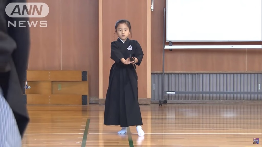 石田丞長髮時，被同學取笑是小女孩。(影片截圖)