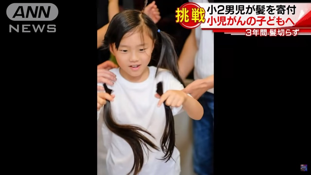 長髮終於剪下。(影片截圖)