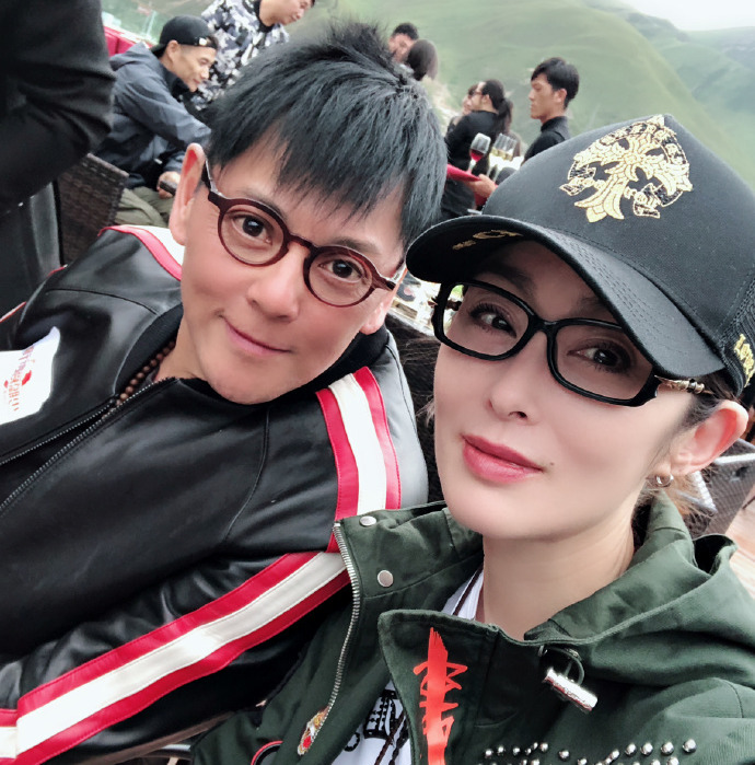 今年8月，張敏與奠少聰青海玉樹做義工，愛心爆棚。（取自張敏微博）