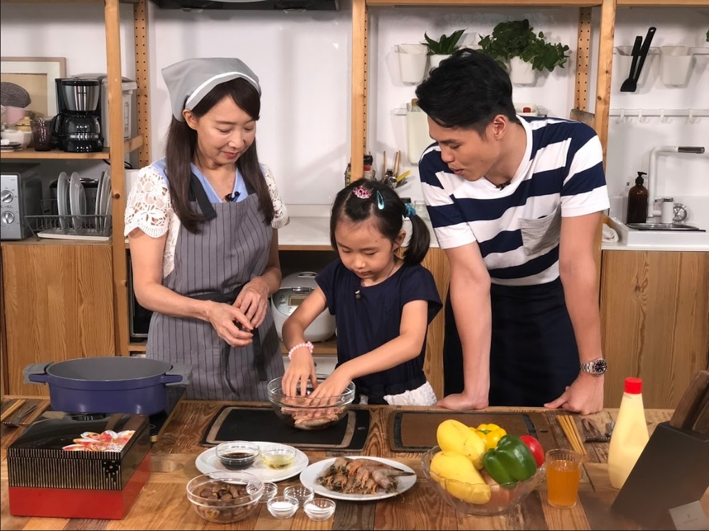 陳美齡與瑤瑤一起製作飯盒。（ViuTV提供）