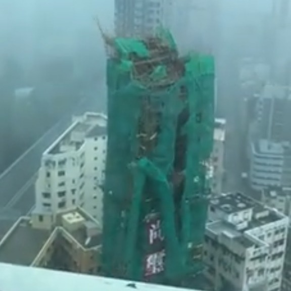 大角嘴尚璽地盤疑有天秤或籠𨋢倒塌。（FB Tai Po 大埔group）