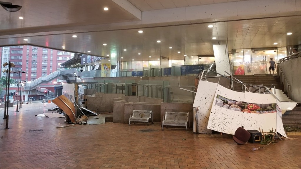 啟田商場情況。（Fb「香港突發事故報料區」圖片）