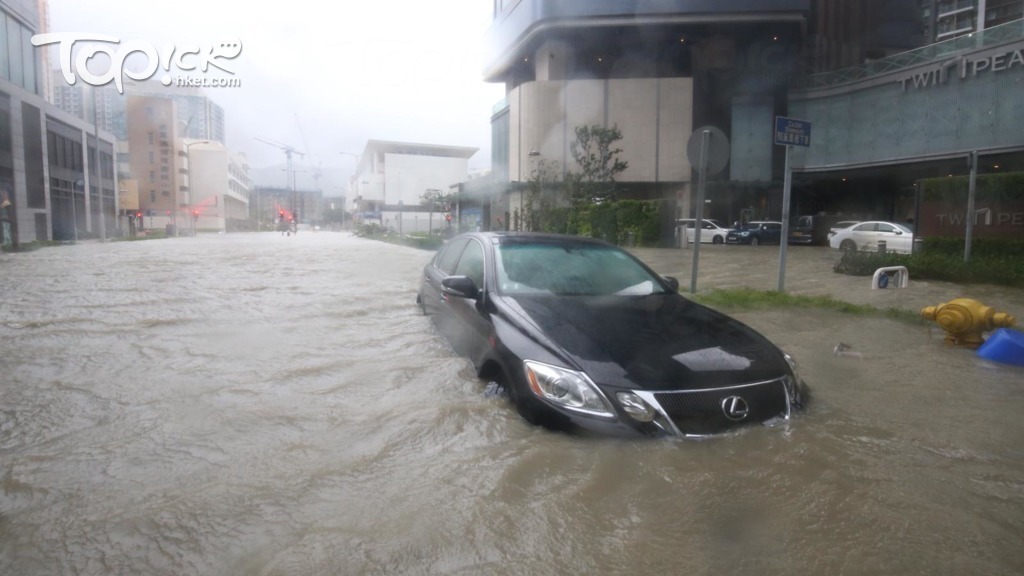 汽車被浸至沒頂。（陳國峰攝）