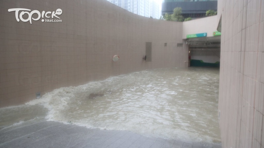 山竹的狂風暴雨令嘉悅地庫停車場水浸至沒頂。（曾秋文攝）