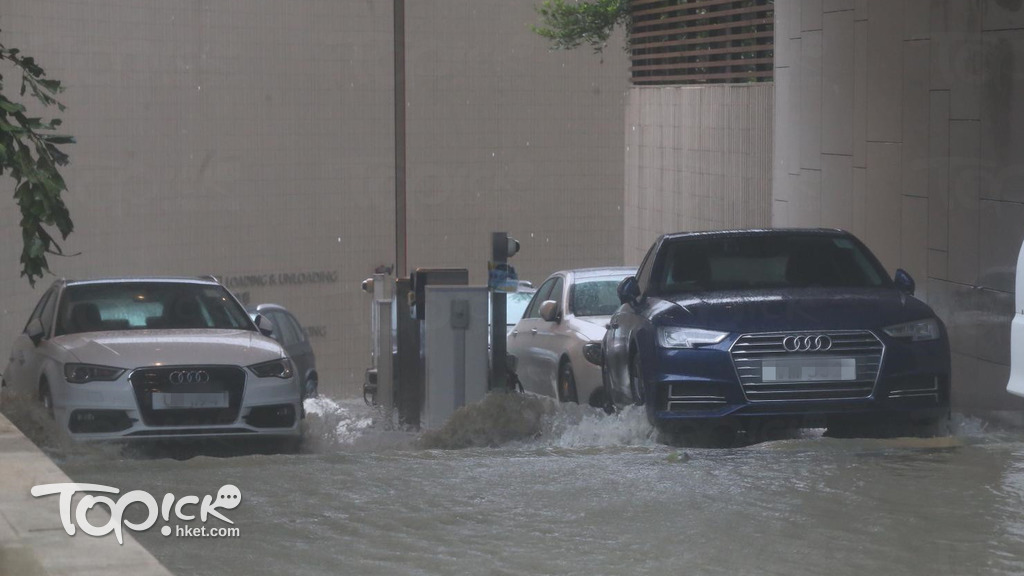 山竹的狂風暴雨令嘉悅地庫停車場水浸，多輛私家車趕緊駛出停車場，之後停車場已被水沒頂。（曾秋文攝）