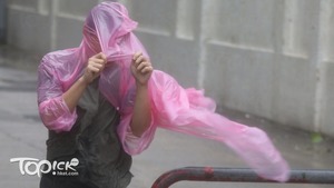 山竹狂風暴雨打擊下，兩間大學宣佈明日停課。（張永康攝）
