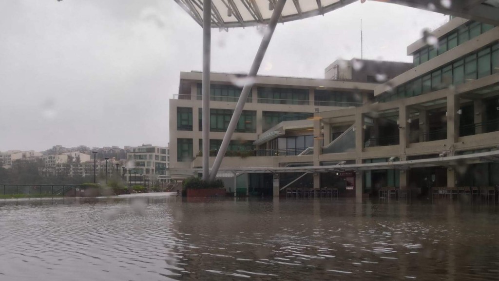教大校園出現嚴重水浸。（讀者提供相片）
