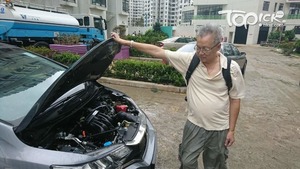 彭先生今早檢視座駕，發現引擎報銷，一臉無奈。(李明佑攝)