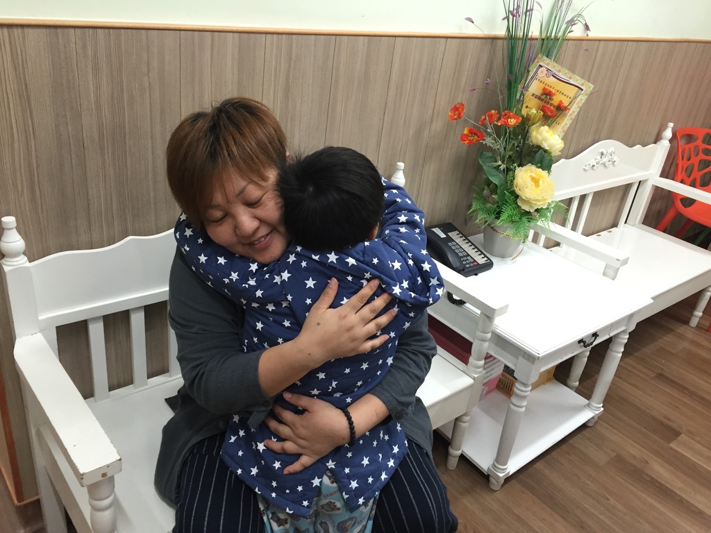 Iris給予孩子無限的愛和關懷。(受訪者提供)