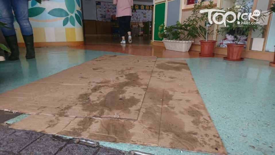 幼稚園校舍亦被水淹，校長指地板受損。(李明佑攝)