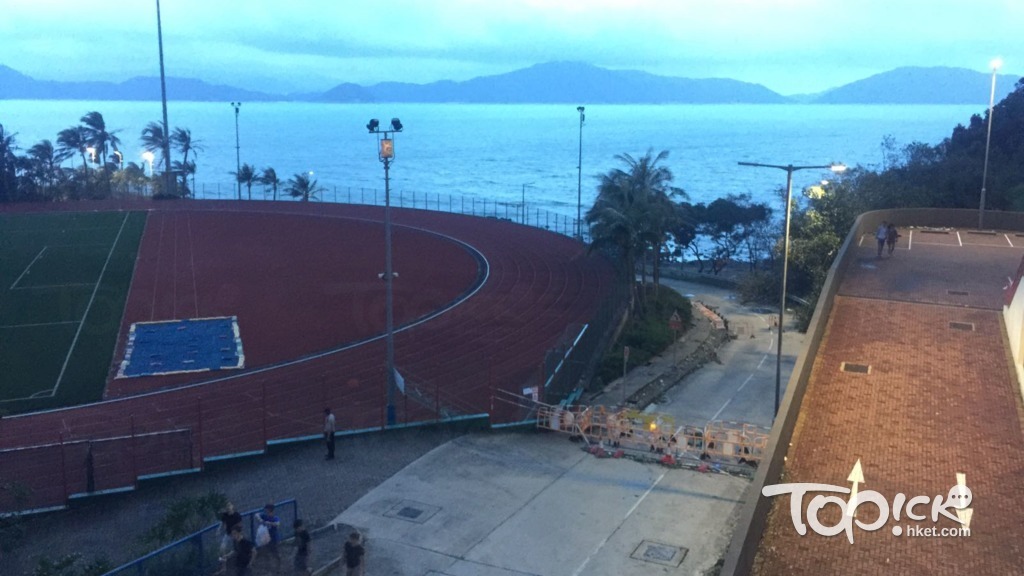 科大校園通往碼頭的道路，已經封閉。（林曉晴攝）