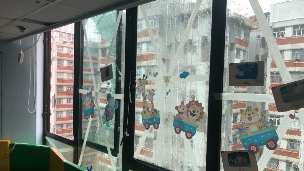 颱風山竹影響，幼兒教育中心Kiddie Kloud內一個玻璃窗碎裂，碎片散落在地上。（圖片來源：Kiddie Kloud）