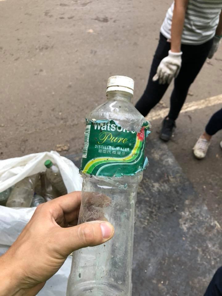 杏花邨垃圾堆中現20年前膠樽。（相片來源：環保進城 - 雋成facebook）